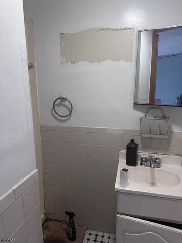 152 Jacques St, Elizabeth City, NJ 07201