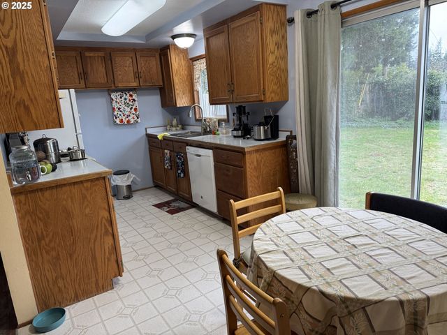 3700 VISTA Dr, North Bend, OR 97459