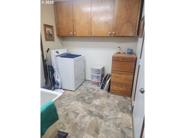 3700 VISTA Dr, North Bend, OR 97459