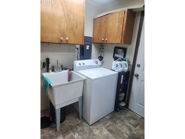 3700 VISTA Dr, North Bend, OR 97459