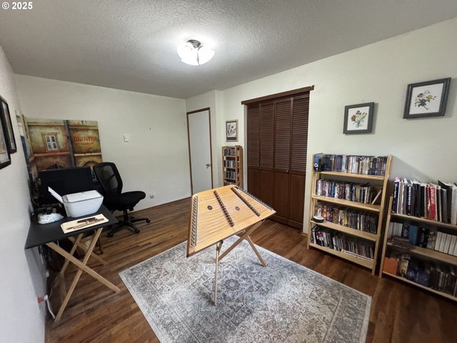 3700 VISTA Dr, North Bend, OR 97459