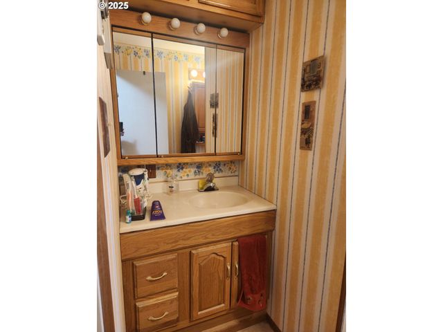 3700 VISTA Dr, North Bend, OR 97459