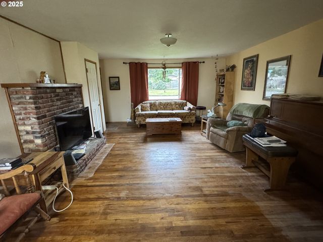 3700 VISTA Dr, North Bend, OR 97459