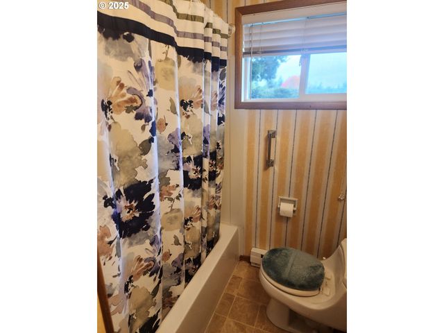 3700 VISTA Dr, North Bend, OR 97459