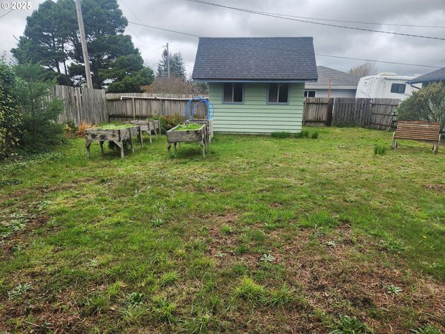 3700 VISTA Dr, North Bend, OR 97459