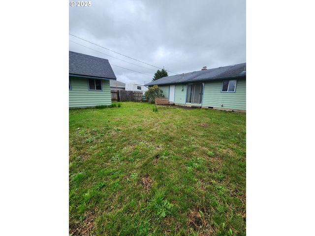 3700 VISTA Dr, North Bend, OR 97459