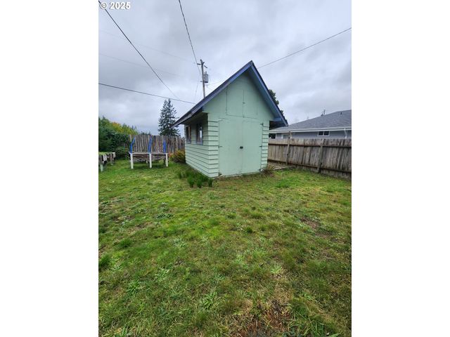 3700 VISTA Dr, North Bend, OR 97459
