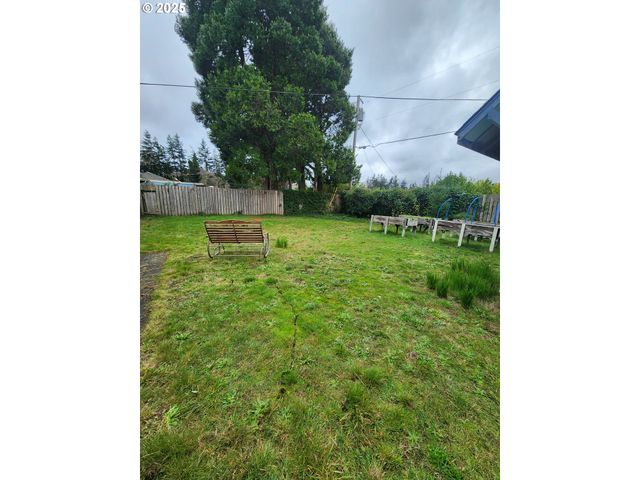 3700 VISTA Dr, North Bend, OR 97459