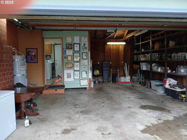 3700 VISTA Dr, North Bend, OR 97459