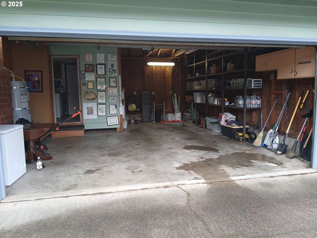 3700 VISTA Dr, North Bend, OR 97459