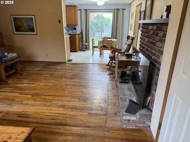 3700 VISTA Dr, North Bend, OR 97459