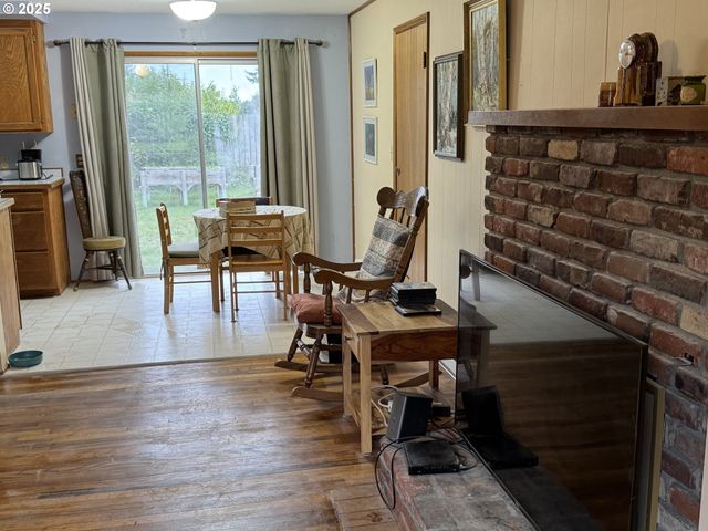 3700 VISTA Dr, North Bend, OR 97459