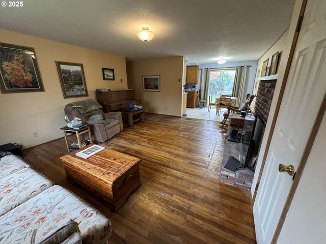 3700 VISTA Dr, North Bend, OR 97459