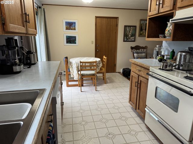 3700 VISTA Dr, North Bend, OR 97459