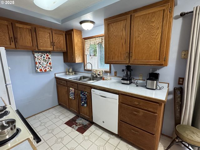 3700 VISTA Dr, North Bend, OR 97459