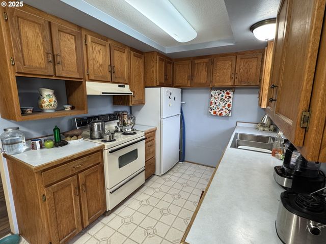 3700 VISTA Dr, North Bend, OR 97459