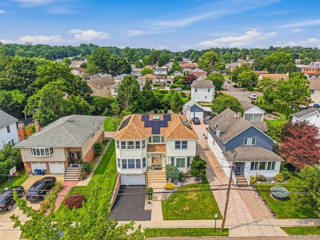 91 Macgregor Avenue, Roslyn Heights, NY 11577