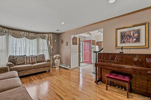91 Macgregor Avenue, Roslyn Heights, NY 11577