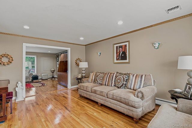 91 Macgregor Avenue, Roslyn Heights, NY 11577