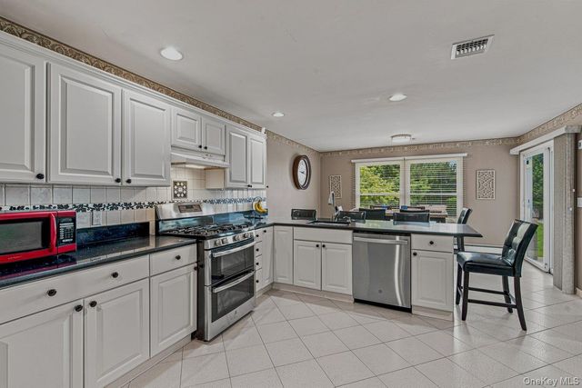 91 Macgregor Avenue, Roslyn Heights, NY 11577