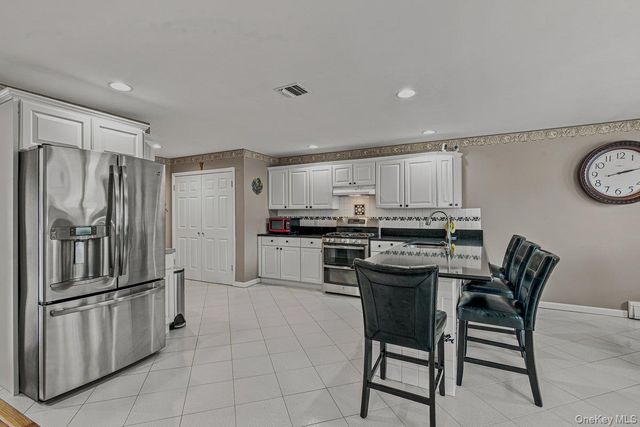 91 Macgregor Avenue, Roslyn Heights, NY 11577