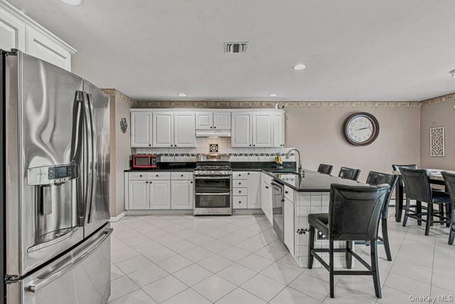 91 Macgregor Avenue, Roslyn Heights, NY 11577