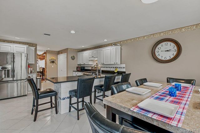91 Macgregor Avenue, Roslyn Heights, NY 11577