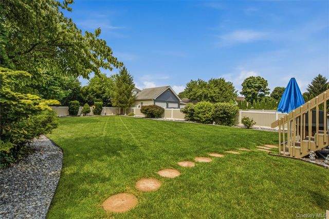 91 Macgregor Avenue, Roslyn Heights, NY 11577