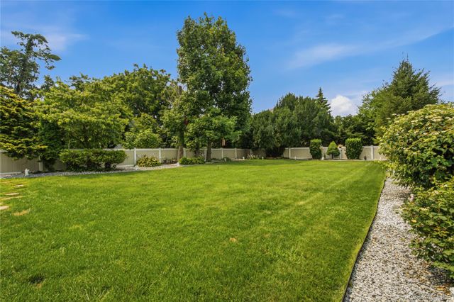 91 Macgregor Avenue, Roslyn Heights, NY 11577