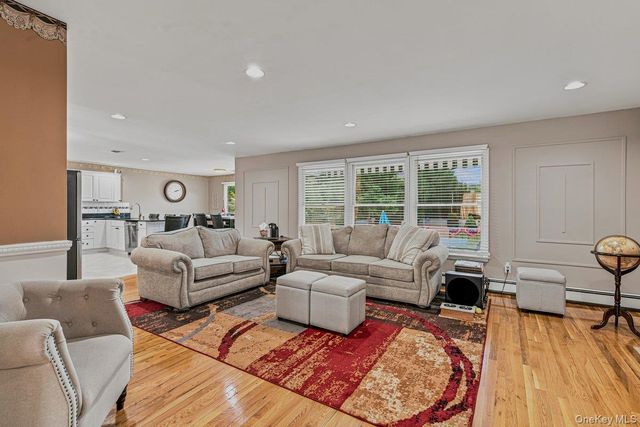 91 Macgregor Avenue, Roslyn Heights, NY 11577