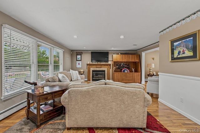 91 Macgregor Avenue, Roslyn Heights, NY 11577