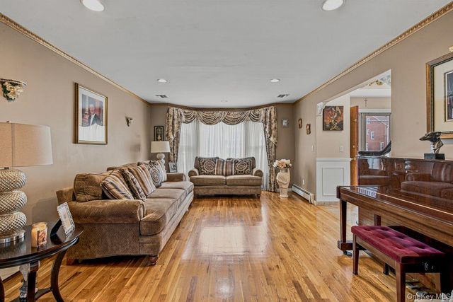 91 Macgregor Avenue, Roslyn Heights, NY 11577