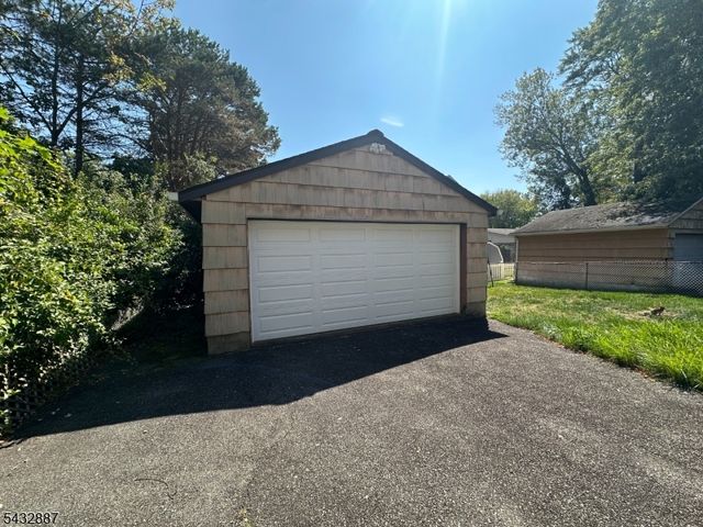 8 Richard Ave, West Caldwell Twp., NJ 07006