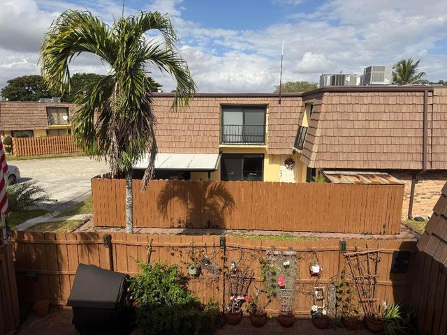 1021 Springdale Circle, Palm Springs, FL 33461