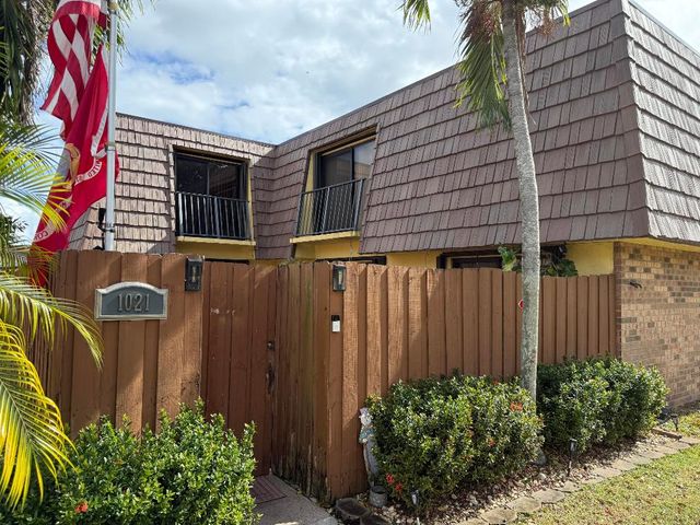 1021 Springdale Circle, Palm Springs, FL 33461