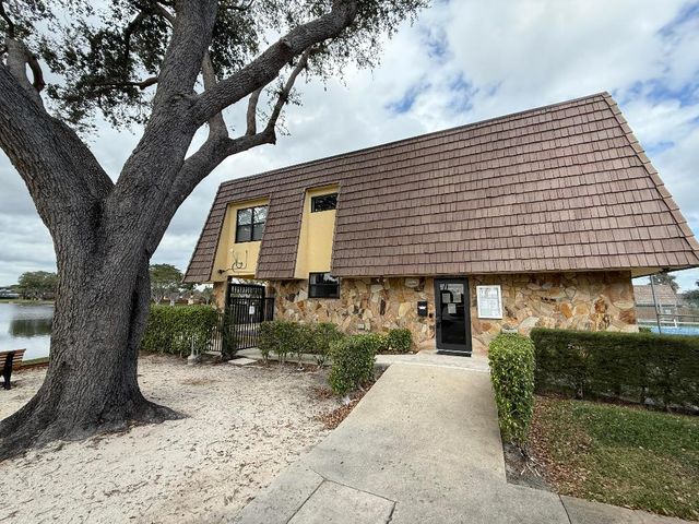 1021 Springdale Circle, Palm Springs, FL 33461