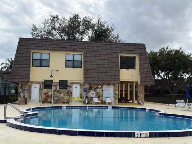 1021 Springdale Circle, Palm Springs, FL 33461