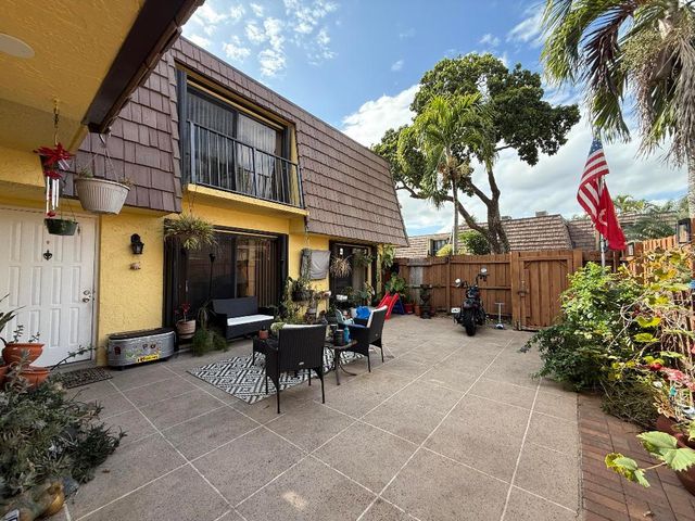 1021 Springdale Circle, Palm Springs, FL 33461