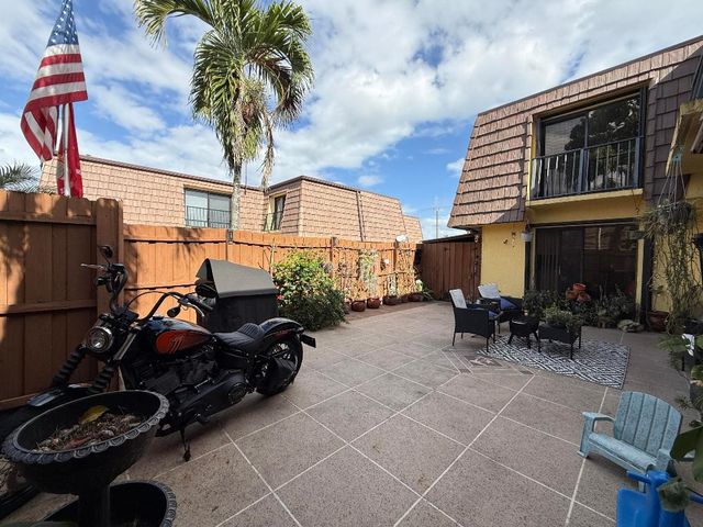 1021 Springdale Circle, Palm Springs, FL 33461