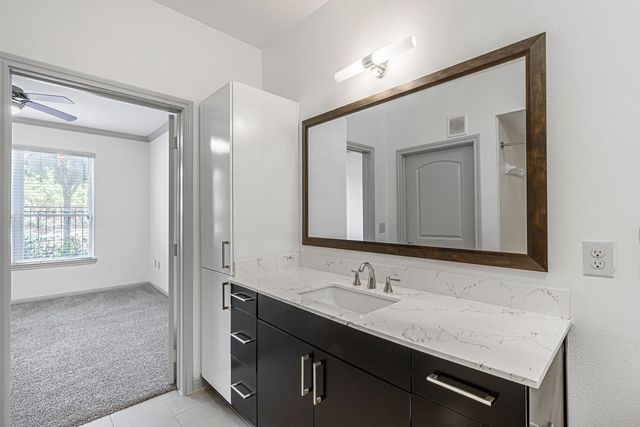 8877 Lakes At 610 Drive 420, Houston, TX 77054
