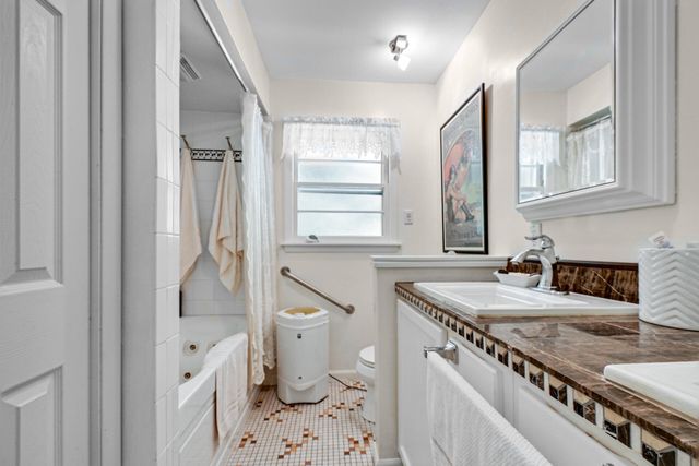 28 Woodland Trail, Ogden Dunes, IN 46368