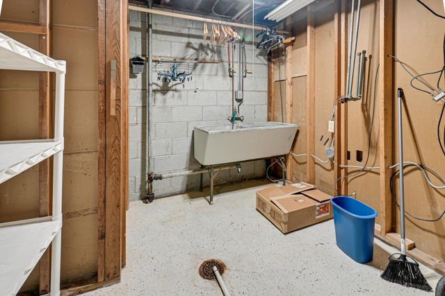 28 Woodland Trail, Ogden Dunes, IN 46368