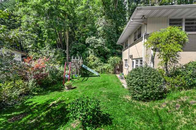 28 Woodland Trail, Ogden Dunes, IN 46368