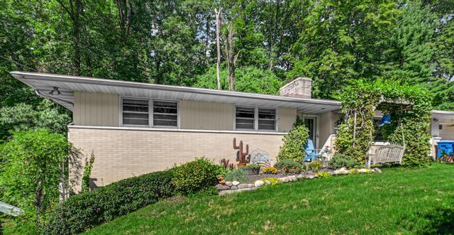 28 Woodland Trail, Ogden Dunes, IN 46368