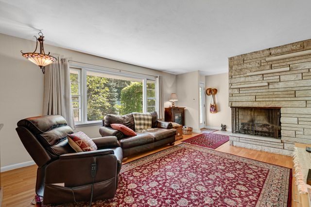 28 Woodland Trail, Ogden Dunes, IN 46368