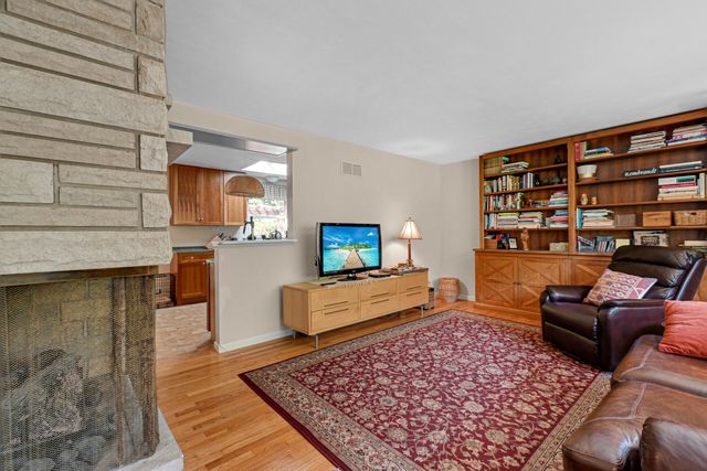 28 Woodland Trail, Ogden Dunes, IN 46368