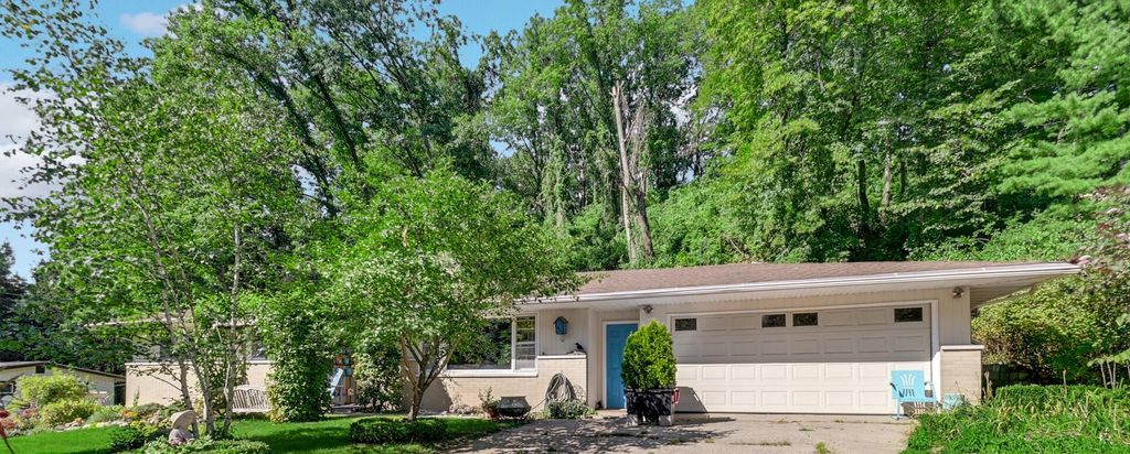 28 Woodland Trail, Ogden Dunes, IN 46368