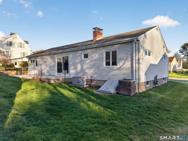 42 Aitchison Drive, New London, CT 06320