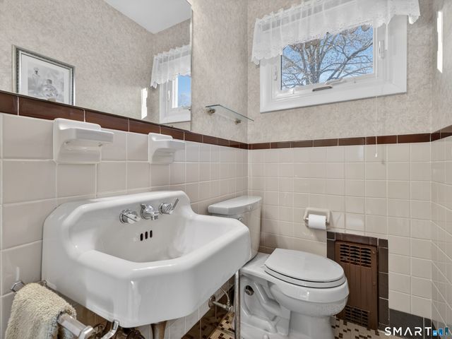 42 Aitchison Drive, New London, CT 06320