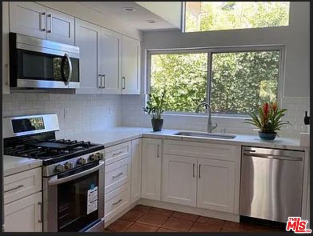 8090 Mulholland Drive, Los Angeles, CA 90046